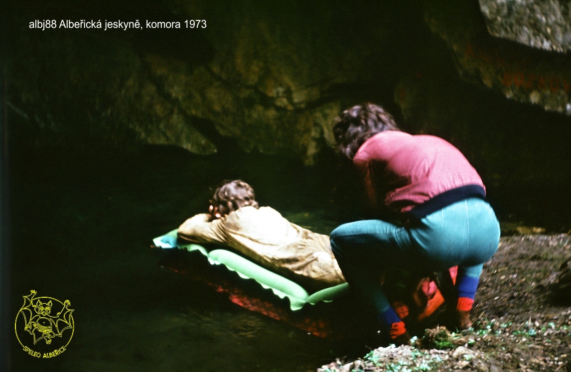 První překonávání vstupního jezera v Komoře Albeřické jeskyně v roce 1973. - kliknutím zvětšíte.